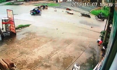 Video: 2 xe máy đối đầu kinh hoàng, 6 thanh niên văng la liệt dưới đường