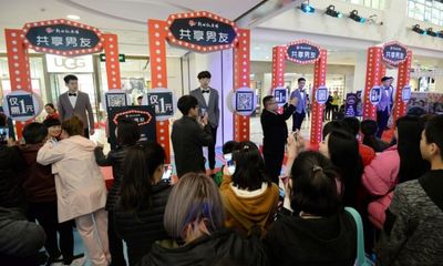 Trung Quốc: Nở rộ dịch vụ cho thuê trai đẹp đi mua sắm với giá chỉ gần 4 nghìn đồng/tiếng