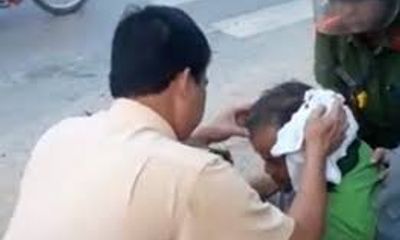 Video: Cảnh sát giao thông cởi áo cầm máu cho người bị thương
