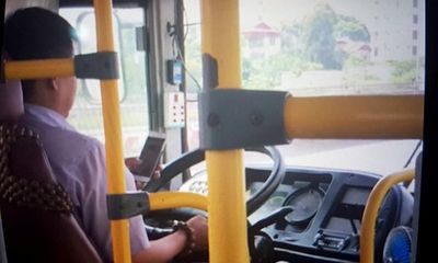 Video: Tài xế xe buýt vừa lái xe vừa dùng điện thoại khiến hành khách lo sợ