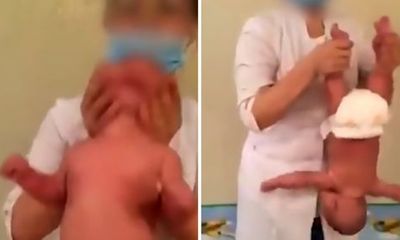 Video: Rớt tim cảnh người phụ nữ massage cho trẻ sơ sinh, cầm chân tay 'đánh đu' như búp bê