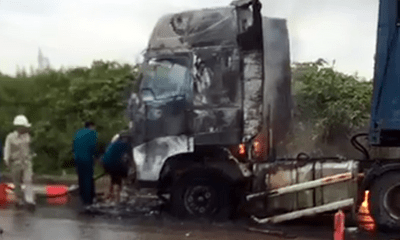 Xe container bốc cháy dữ dội ở Nghệ An