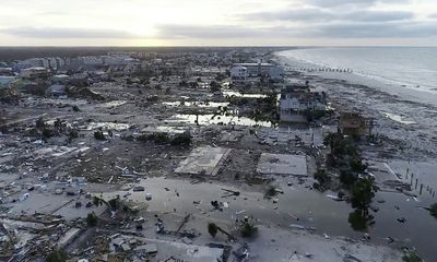 Siêu bão Michael hoành hành tại Mỹ: 16 người chết, ôtô và mảnh vỡ trôi nổi trong nước lũ