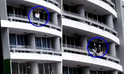 Video: Ngồi lên lan can tầng 27 chụp ảnh selfie, người phụ nữ chết thảm