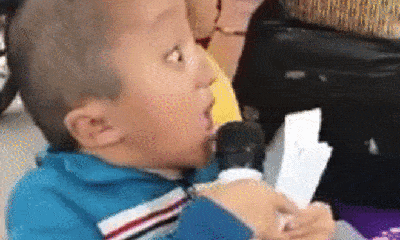 Video: Em bé khuyết tật khó nhọc cất tiếng hát mời khách mua vé số