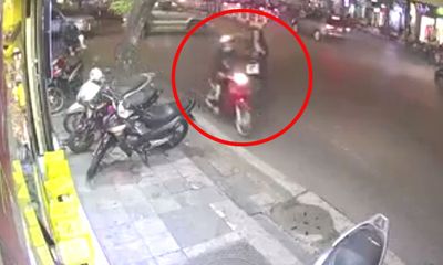 Video: Tên cướp giật phăng điện thoại của cô gái đi bộ trên phố Hà Nội