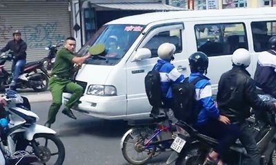Video: Cảnh sát bị đẩy hơn 100m vì tài xế ngoan cố không dừng lại