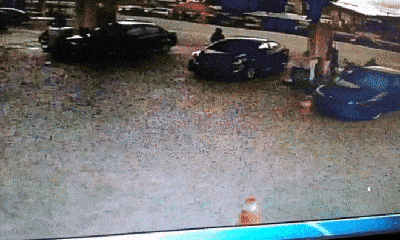 Video: Đợi mẹ đổ xăng, bé 2 tuổi bị ô tô đâm, kéo lê hàng mét