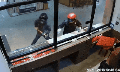 Video: Cướp chưa phá được cửa kính, nhân viên đã “hăng hái” vơ vét hết vàng cống nộp