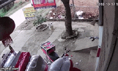 Video: Ô tô mất lái lao thẳng vào nhà dân bên đường, biển hiệu văng tung tóe