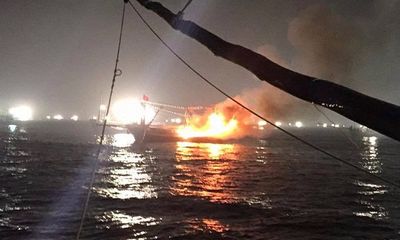 Nổ tàu cá trong đêm, 14 người thương vong tại Quảng Ngãi