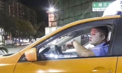 Nam giới Trung Quốc chú trọng làm đẹp: Tài xế taxi bị cảnh cáo vì đắp mặt nạ khi lái xe