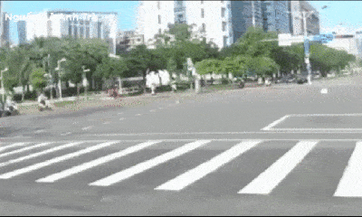 Video: Xe máy vượt đèn đỏ tông nát xe cố vượt đèn vàng