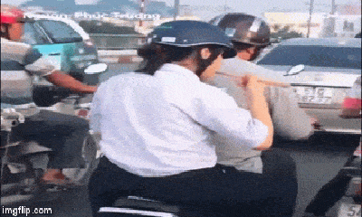 Video: Vội đi học, nữ sinh tranh thủ cầm cả bát đũa ngồi sau yên xe máy để ăn