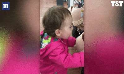 Video: Bé gái đáng yêu tưởng áo ngực ở cửa hàng là ti mẹ, dúi mặt vào tìm sữa 