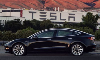 Nhờ mẫu Model 3, công ty xe điện của Elon Musk báo lãi kỷ lục