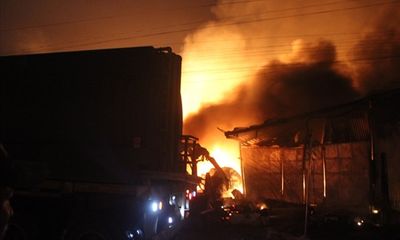 Xưởng gỗ bốc cháy dữ dội trong đêm, người dân hô hoán tháo chạy