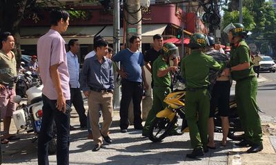 Đôi nam nữ vượt đèn đỏ, đạp ngã cảnh sát giữa đường phố Đà Nẵng
