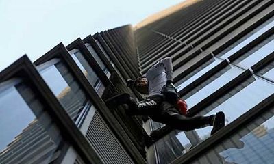 'Người nhện Pháp' Alain Robert bị bắt vì trèo lên tòa nhà 46 tầng ở Anh