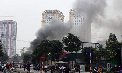Hà Nội: Sau tiếng nổ lớn, tiệm sửa xe máy bốc cháy dữ dội 