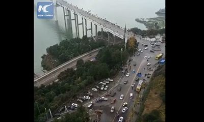 Trung Quốc: Xe buýt va chạm với ô tô, lao thẳng xuống sông Dương Tử
