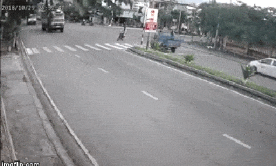 Video: Người đàn ông gặp tai nạn thảm khốc dưới bánh xe tải khi qua đường