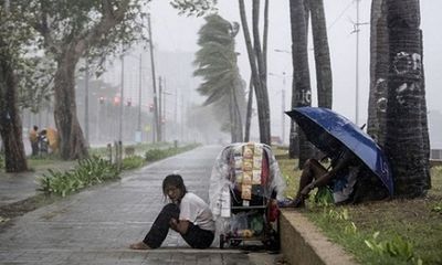 Siêu bão Yutu đổ bộ Philippines, chôn vùi hàng chục người dưới lớp đất lở
