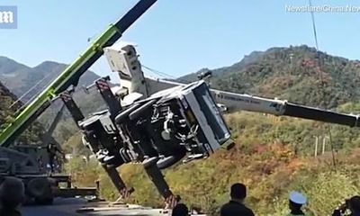 Video: Xe cẩu lật nghiêng xuống sườn đồi, tài xế nhanh chân lao ra ngoài như tên bay