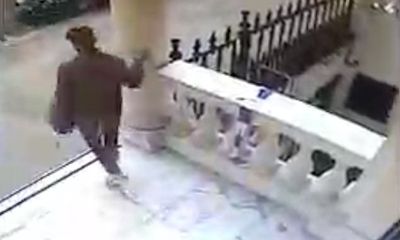 Video: Thanh niên trộm chiếc áo tưởng niệm chủ tịch Leicester City trước đại sứ quán Thái Lan tại Anh