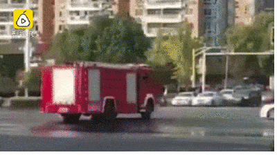 Video: Đâm trực diện vào xe cứu hỏa, ô tô con nát đầu