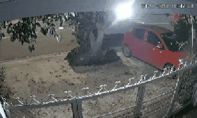 Video: Xe bán tải đâm vào gốc cây nát bét, 2 người văng ra ngoài