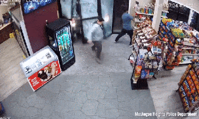 Clip: Đạp nhầm chân ga, nữ tài xế đâm nát cửa hàng tạp hóa