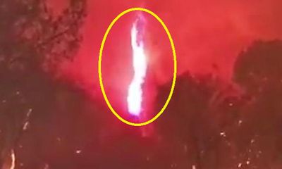 Video: Vòi rồng “quỷ lửa” bất ngờ xuất hiện trong vụ cháy rừng khiến nhiều người kinh hãi
