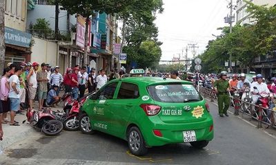 Tiền Giang: Taxi tông cả loạt xe máy đứng chờ đèn đỏ