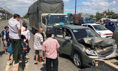 Va chạm liên hoàn ở Xa lộ Hà Nội, 5 người mắc kẹt hoảng sợ kêu cứu