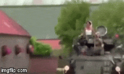 Chú rể “chơi trội” với màn rước dâu bằng xe tăng