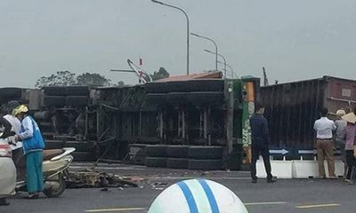 Hà Nội: Xe container bị lật nghiêng sau va chạm với xe máy, 4 người thương vong
