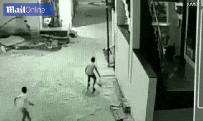 Video: Cậu bé rơi từ tầng 3 trúng người bạn và phép màu không tưởng