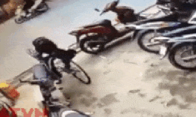 Video: Xe đạp bất ngờ gãy đôi, nam sinh ngã cắm mặt xuống đất