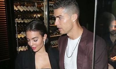 Ronaldo khoe nhẫn đính hôn kim cương, sắp cưới Georgina Rodriguez bất chấp scandal