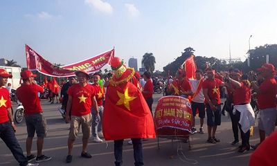 Trận Việt Nam- Malaysia: Hàng ngàn CĐV nhuộm đỏ sân Mỹ Đình trước giờ bóng lăn