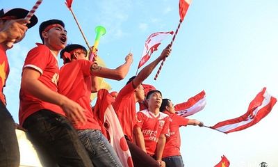 Video: Hàng ngàn CĐV Việt Nam biến SVĐ Mỹ Đình thành 