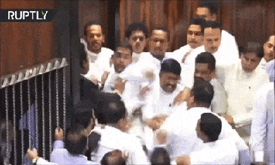 Video: Nghị sĩ Sri Lanka ẩu đả tập thể, đổ máu ngay giữa phiên họp quốc hội