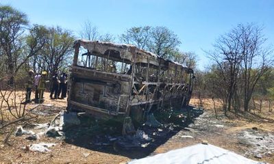 Nổ xe buýt kinh hoàng ở Zimbabwe, ít nhất 42 người chết