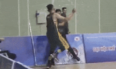 Video: Cầu thủ bóng rổ Việt Nam nổi điên, đấm thẳng mặt trọng tài