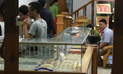 Thanh niên bịt khẩu trang, cầm búa xông vào cướp tiệm vàng ở Quảng Nam