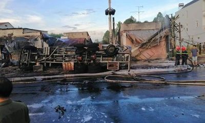 Bình Phước: Xe bồn chở xăng tông ba gác lúc rạng sáng, 6 người chết cháy