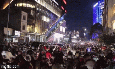 Video: Đường phố Hà Nội “thất thủ” ngày hội Black Friday