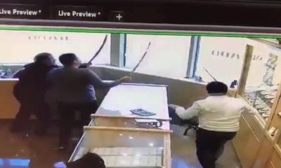 Video: Mang súng cướp tiệm vàng, bị nhân viên vung gươm đuổi trối chết