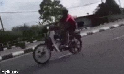 Video: Thanh niên bốc đầu xe máy bị rơi cả bánh trước, ngã sấp mặt xuống đường